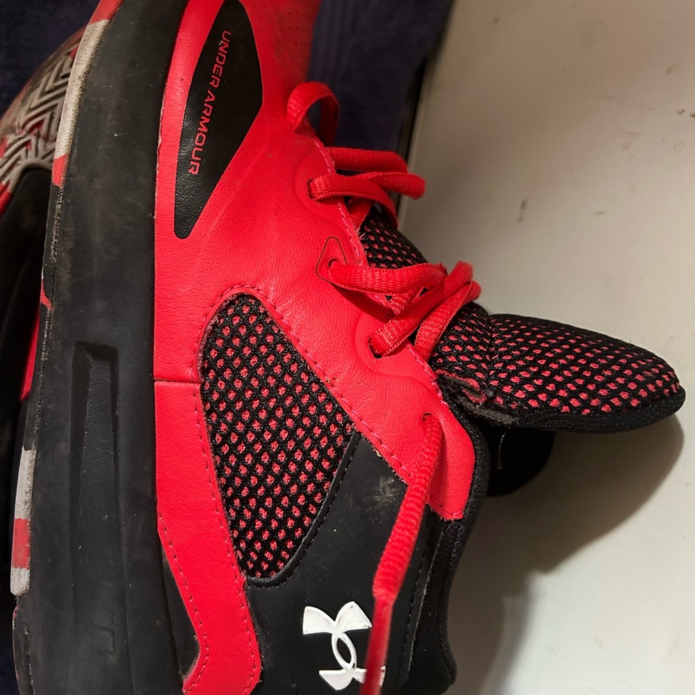 Under armor boys size 4 shoes